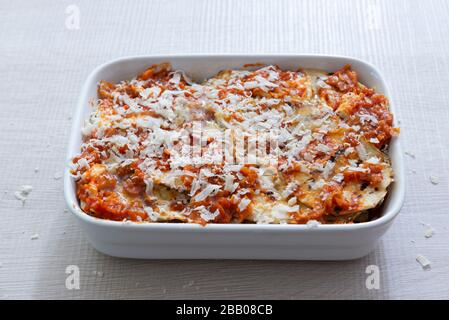 la casa parmigiana ha fatto il cibo dall'italia con celeriac, tomato e parmigiano Foto Stock