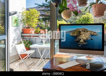 2020 03 18 Italy Rovereto città in Trentino adobe e social, donna che lavora a casa con Lightroom di Adobe Photoshop con mac Foto Stock
