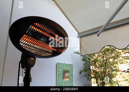 lampada a infrarossi per il giardino e il riscaldamento del balcone nei primi giorni di primavera Foto Stock