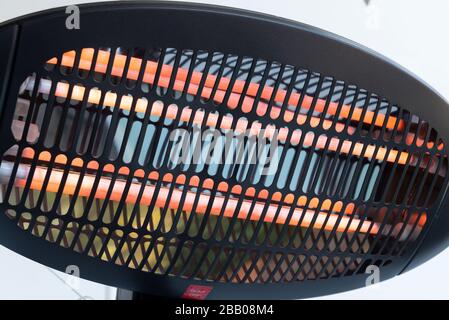 lampada a infrarossi per il giardino e il riscaldamento del balcone nei primi giorni di primavera Foto Stock