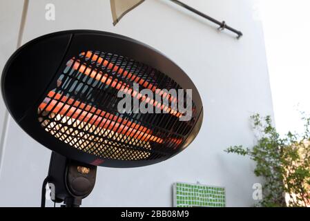 lampada a infrarossi per il giardino e il riscaldamento del balcone nei primi giorni di primavera Foto Stock