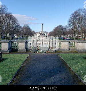 Port Sunlight Hillsborough Disaster Memorial Garden a 96 tifosi di calcio, con monumento ai caduti del villaggio e Lady Lever Art Gallery sullo sfondo. Foto Stock