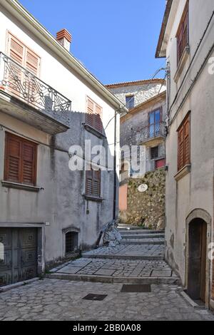 Castelvetere sul Calore, Italia. Una strada stretta tra le vecchie case di un borgo medievale Foto Stock