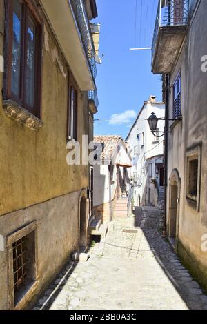 Castelvetere sul Calore, Italia. Una strada stretta tra le vecchie case di un borgo medievale Foto Stock