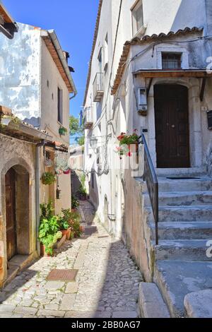 Castelvetere sul Calore, Italia. Una strada stretta tra le vecchie case di un borgo medievale Foto Stock