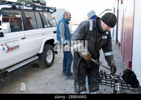 Rimozione dei peli di testa e piedi di pecora con fiamma fiammante, depressione del Caspio, regione di Mangystau, Aktau, Kazakhstan Foto Stock