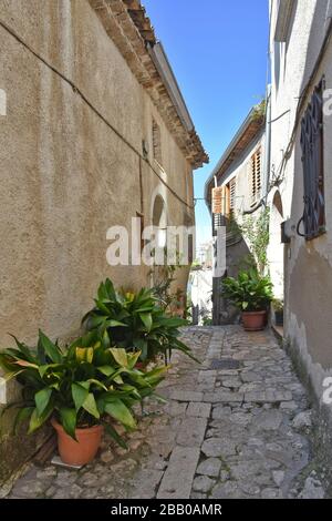 Castelvetere sul Calore, Italia. Una strada stretta tra le vecchie case di un borgo medievale Foto Stock