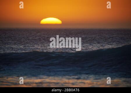 Tramonto sull'Oceano Atlantico preso dalla spiaggia di Llandudno Sudafrica Foto Stock