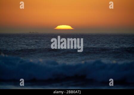 Tramonto sull'Oceano Atlantico preso dalla spiaggia di Llandudno Sudafrica Foto Stock