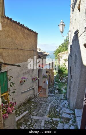 Castelvetere sul Calore, Italia. Una strada stretta tra le vecchie case di un borgo medievale Foto Stock