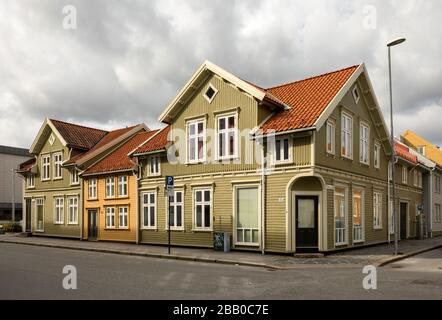 Colorate vecchie case in legno a Posebyen, la città vecchia di Kristiansand. Posebyen a Kristiansand è una bella piccola comunità cittadina e l'unica cosa rimasta Foto Stock