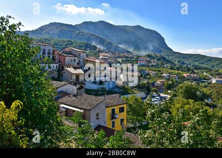 Vista panoramica su Castel Vetere sul Calore, borgo medievale sulle montagne della Campania in Italia Foto Stock