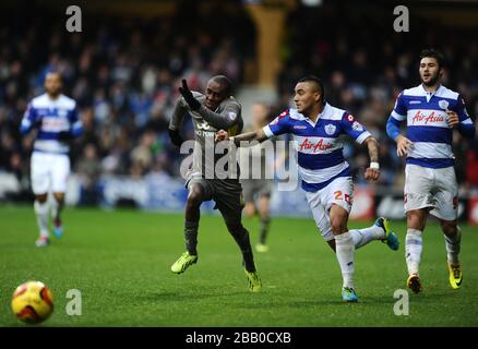 Queens Park Rangers' Danny Simpson (centro) e Leicester City's Lloyd Dyer (sinistra) battaglia per la palla Foto Stock