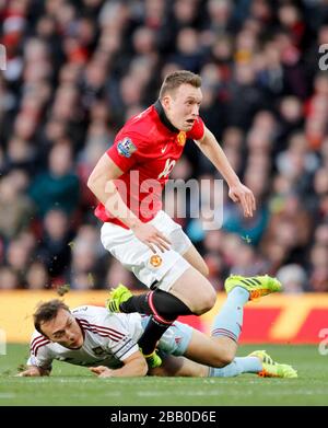 Phil Jones (a destra) del Manchester United e Mark Noble del West Ham United per la palla Foto Stock