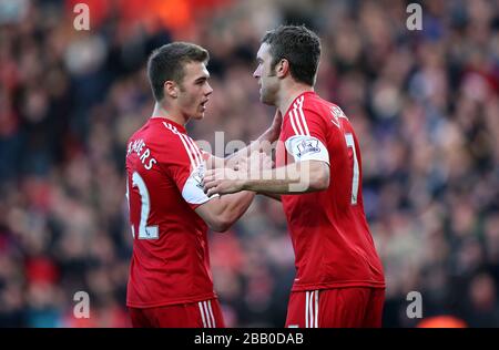 Rickie Lambert di Southampton celebra il suo secondo gol con Callum Chambers (a sinistra) Foto Stock