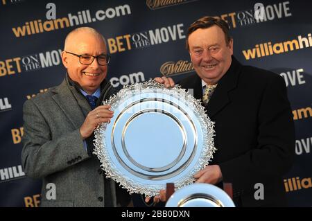 Il formatore Nicky Henderson (a destra) celebra la vittoria dell'ostacolo di Natale williamhill.com con My Tent o il vostro Foto Stock