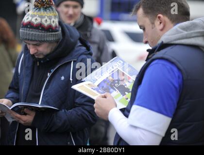 I fan di Everton hanno letto il programma del giorno della partita al di fuori del Goodison Park Foto Stock