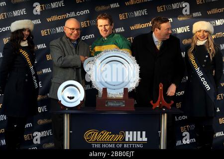 Il formatore Nicky Henderson (a destra) e il fantino AP McCoy (al centro) celebrano la vittoria dell'ostacolo di Natale williamhill.com con My Tent o il vostro Foto Stock