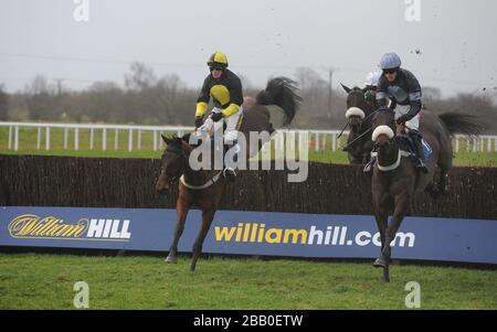 Indian Castle guidato da Jason Maguire (a destra) e Pinerolo guidato da Ryan Mania (a sinistra) durante il William Hill - Exclusive Mobile offre la caccia alla leupla di Novices durante il secondo giorno del William Hill Yorkshire Winter Festival 2013, all'ippodromo di Wetherby. Foto Stock