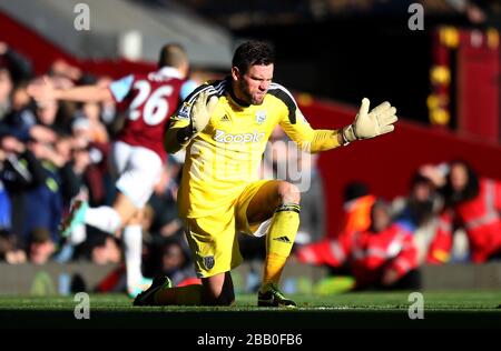 Il ben Foster di West Bromwich Albion sembra sfigurato dopo che il Joe Cole del West Ham United celebra il punteggio dell'obiettivo di apertura del gioco Foto Stock