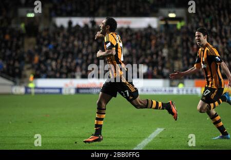 Ahmed Elmohamady di Hull City (a sinistra) celebra il punteggio dell'obiettivo di apertura del gioco Foto Stock