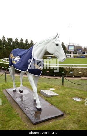 La statua delle Orchidee del deserto adornata con il marchio William Hill Foto Stock