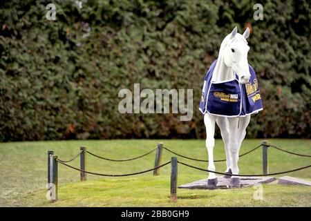 La statua delle Orchidee del deserto adornata con il marchio William Hill Foto Stock