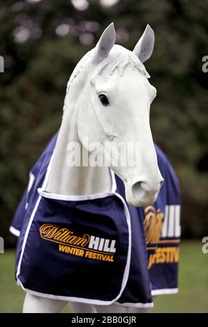 La statua delle Orchidee del deserto adornata con il marchio William Hill Foto Stock