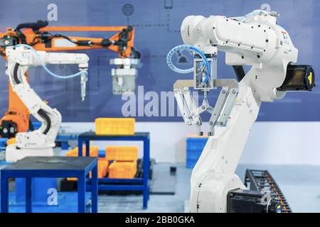 Controller del braccio robotico industriale per applicazioni di esecuzione, erogazione, movimentazione di materiali e confezionamento in fabbrica nella produzione di linee di produzione. Foto Stock