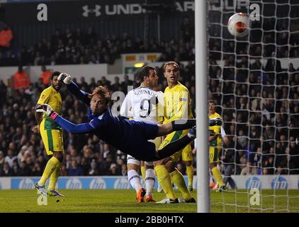 Roberto Soldado di Tottenham Hotspur segna il primo gol del gioco Foto Stock