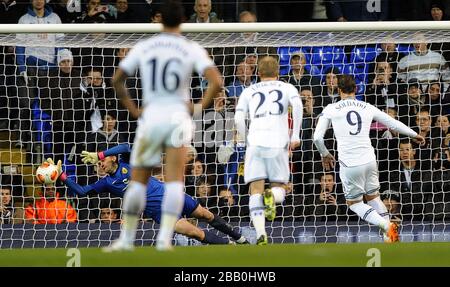 Roberto Soldado di Tottenham Hotspur segna il quarto gol del gioco dal punto di penalità Foto Stock