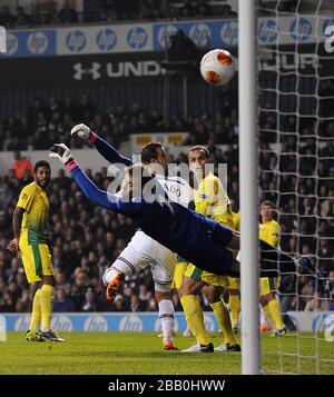 Roberto Soldado di Tottenham Hotspur segna il primo gol del gioco Foto Stock