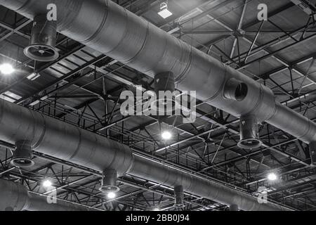 Condotto HVAC pulizia, tubi di ventilazione in color argento per il materiale di isolamento che pendevano dal soffitto all'interno di edificio di nuova costruzione. Foto Stock