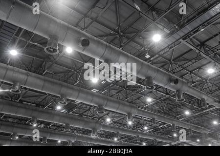 Condotto HVAC pulizia, tubi di ventilazione in color argento per il materiale di isolamento che pendevano dal soffitto all'interno di edificio di nuova costruzione. Foto Stock