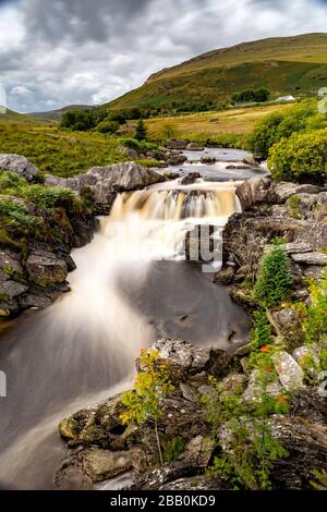 Cade sul fiume Claerwen Foto Stock