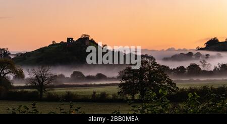 Castello di Dryslwyn nel Mist Foto Stock