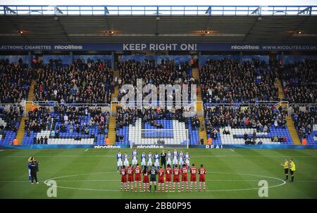 I funzionari e i fan di Birmingham City (di fronte) e Middlesbrough osservano un applauso di minuti in memoria di Nelson Mandela Foto Stock