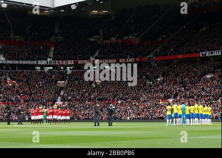 I giocatori di entrambe le squadre e i tifosi osservano un applauso di pochi minuti in memoria di Nelson Mandela prima del calcio d'inizio Foto Stock