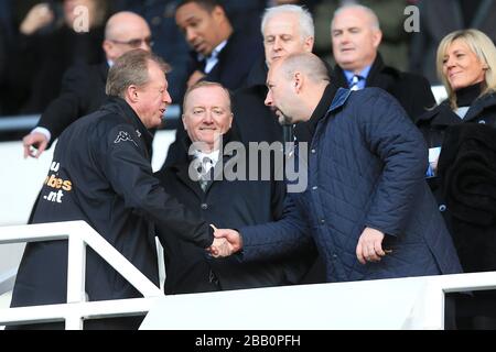 Steve McClaren, manager di Derby (a sinistra), scuote le mani con il presidente e l'amministratore delegato Sam Rush (a destra) Foto Stock