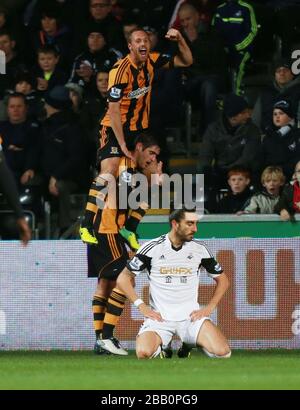 David Meyler (top) di Hull City festeggia dopo che il suo compagno di squadra Danny Graham (a sinistra) segna il suo obiettivo di apertura della squadra Foto Stock