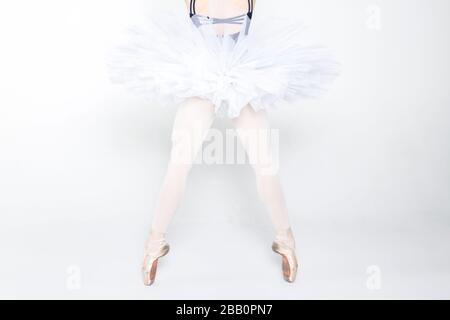 La giovane ballerina pratica il balletto si muove in studio Foto Stock