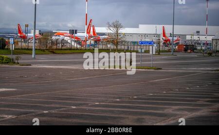 Gli aerei easyJet siedono sul tarmac all'Aeroporto John Lennon di Liverpool, dopo che la compagnia aerea ha annunciato che ha messo a terra la sua intera flotta di 344 aerei a causa della pandemia di coronavirus. Foto Stock