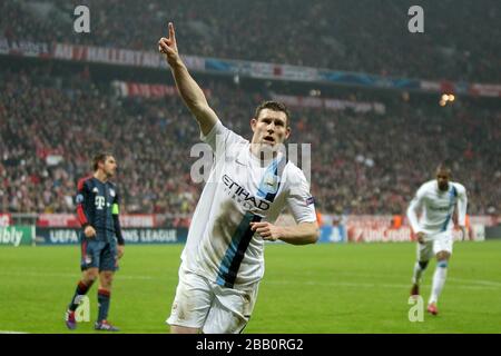 James Milner di Manchester City festeggia dopo aver segnato il terzo gol della sua squadra Foto Stock