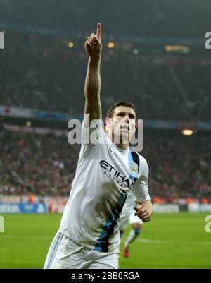 James Milner di Manchester City festeggia dopo aver segnato il terzo gol della sua squadra Foto Stock