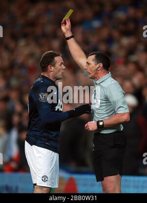 Wayne Rooney del Manchester United è prenotato dall'arbitro Neil Swarbrick Foto Stock