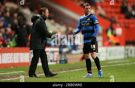 Paul Dickov (a sinistra), responsabile di Doncaster Rovers, parla con Richie Wellens sulla linea di contatto Foto Stock