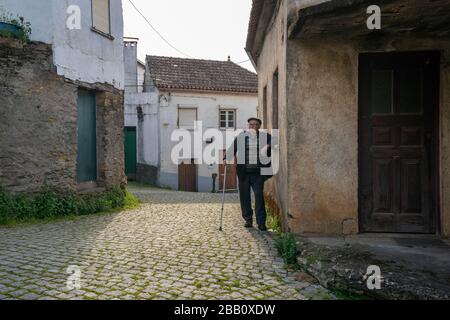 Ritratto di un anziano con la sola canna in un villaggio Foto Stock