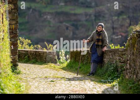 Ritratto di una donna anziana con canna Foto Stock