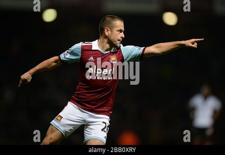 Joe Cole del West Ham United celebra il punteggio del terzo gol del gioco Foto Stock