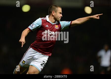 Joe Cole del West Ham United celebra il punteggio del terzo gol del gioco Foto Stock